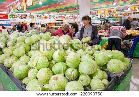 SAMARA, RUSSIA - SEPTEMBER 23, 2014: Buyers select fresh vegetables in supermarket Magnit. Russia\'s largest retailer