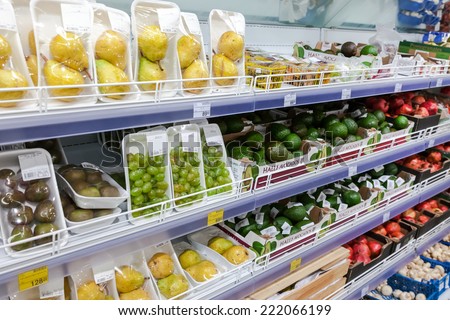 SAMARA, RUSSIA - OCTOBER 5, 2014: Showcase with fresh fruits in supermarket Magnit. Russia\'s largest retailer. It was founded in 1994 in Krasnodar.