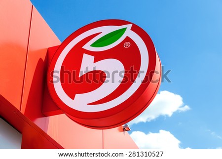 SAMARA, RUSSIA - MAY 24, 2015: Logo of russia\'s largest retailer Pyaterochka against the blue sky background