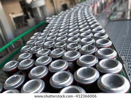 Stain-roof jars with drinks on the assembly line. for the production of alcoholic and soft drinks line. The final stage in the manufacture of the product.