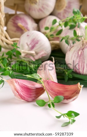 Cloves of garlic and seasoning herbs (chives, thyme)
