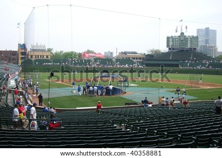 CHICAGO - MAY 27 : Wrigley Field fans watch batting practice prior to an early season Cubs baseball game on May 27, 2006 in Chicago.