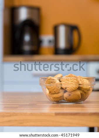 Kitchen Table Close Up transparent bowl with cookies close up shoot on the kitchen table Kitchen Table Close Up transparent bowl with cookies close up shoot on the kitchen table