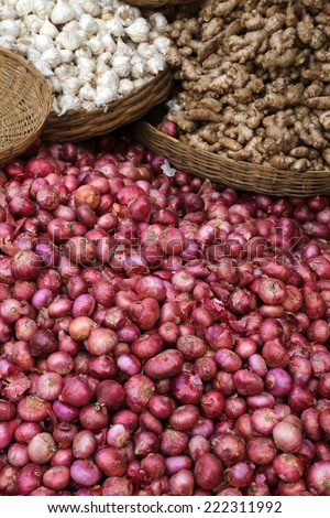 Kolkata street market: garlic, ginger and garlic