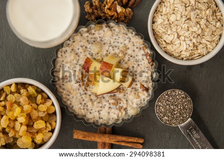 Oatmeal with apple, honey and cinnamon