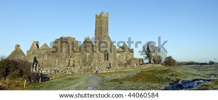 photo scenic winter capture of a ancient ruin abbey in ireland