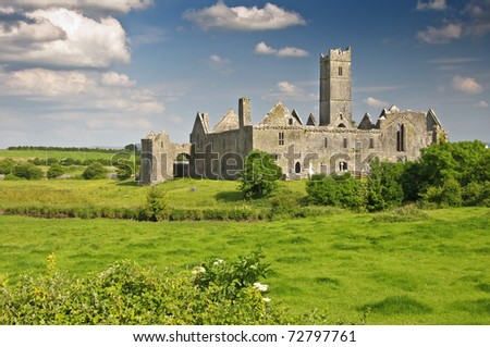 photo scenic ancient irish castle in county clare, ireland