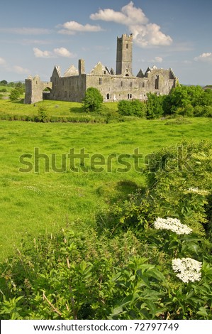 photo scenic ancient irish castle in county clare, ireland