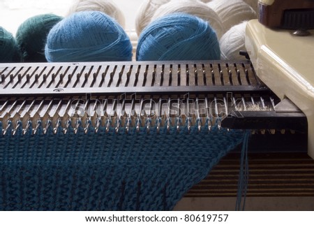 knitting machine with knitted cloth and clews