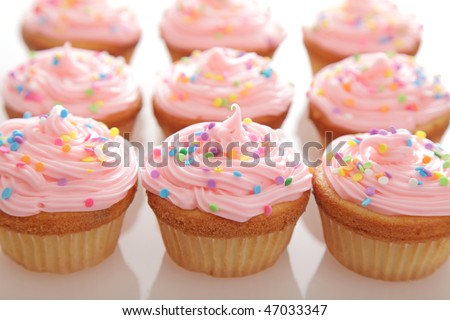 Roze hapjes ivm kraamfeest. Stock-photo-lots-of-freshly-baked-pink-cupcakes-in-rows-47033347