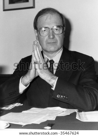 BRIGHTON, ENGLAND-OCTOBER 6: Sir Nicholas Lyell, Attorney General and Conservative party M.P. for Mid Bedfordshire, at a press conference on October 6, 1992 in Brighton, Sussex.