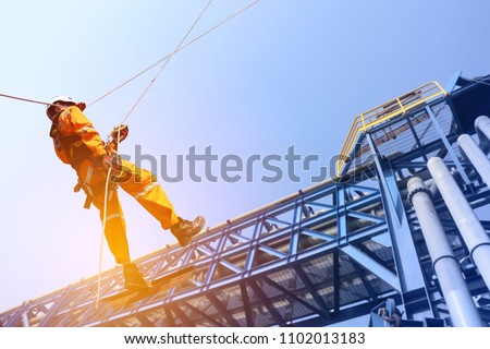 construction workers operator wearing safety harness belt and ppe during training at high place