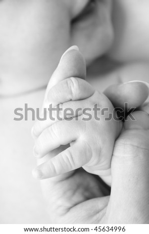hand of the child in the hand of the mother