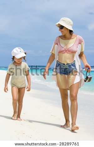 Vacation it is time to chat with child walking on the beach, it is time to relax and make family closer
