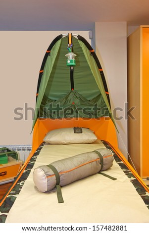 Tent bed with boyscout theme in modern bedroom