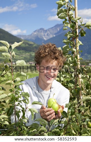 smiling teenager presenting apples
