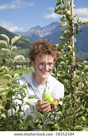 smiling teenager presenting apples