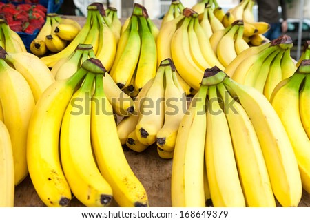 Organic bananas lined up for sale at a market