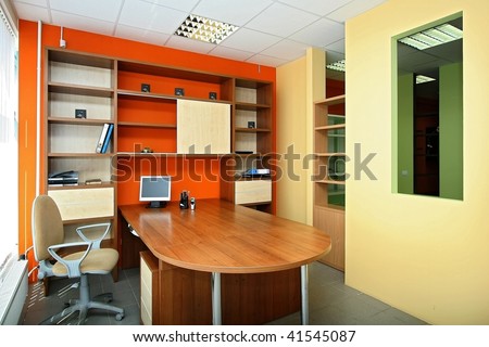 Office of the employee of an average link at large office