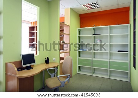 Office of the employee of an average link at large office