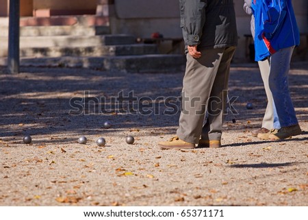 Close result in a traditional French game of boules