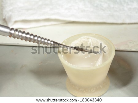 mixing clear dental acrylic resin