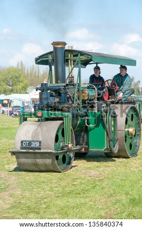 EVESHAM,WORCESTER,ENGLAND - APRIL 13 : A vintage Steam Roller and its owners on display in the show ring at a country fair on April 13,2009 in Evesham , England