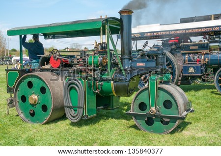 EVESHAM,WORCESTER,ENGLAND - APRIL 13 : A vintage Steam Roller and its owners on display in the show ring at a country fair on April 13 ,2009 in Evesham , England