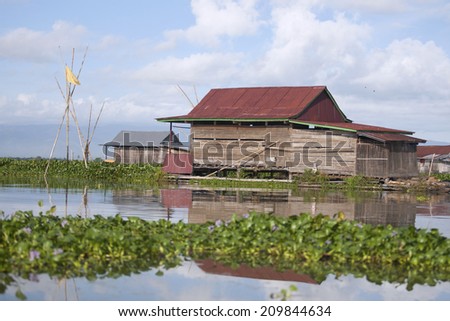 Floating houses Tempe lake