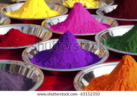 Colorful powders at the market in Orchha (India)