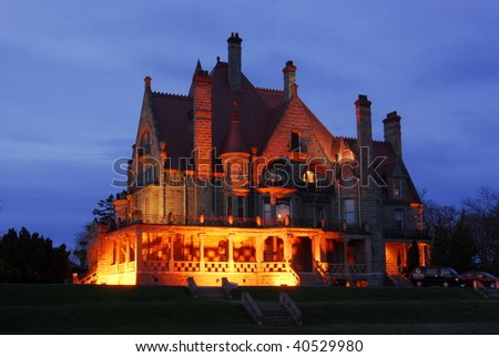 The historic craigdarroch castle (built in 1890) in dusk, downtown victoria, british columbia, canada