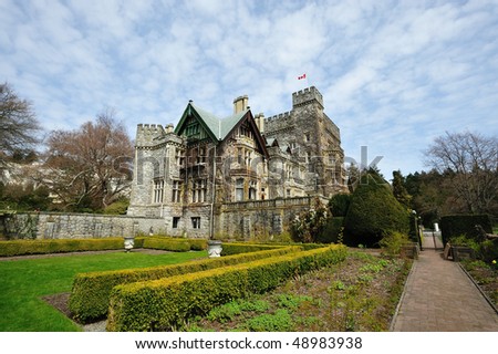 Historic hatley castle (built in 1908) at the city colwood in vancouver island, british columbia, canada