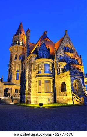 Night lighting scene of the historic craigdarroch castle (built in 1890), downtown victoria, british columbia, canada