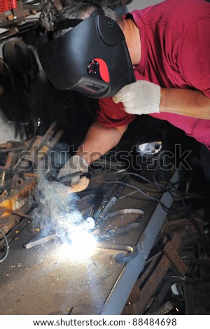 welder man in a mask doing the work