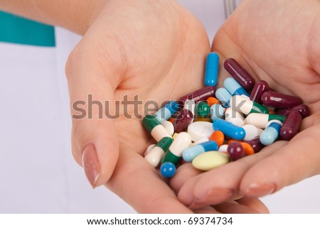 pills in hands of doctor