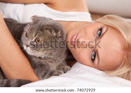 beautiful girl to go to bed with a big cat