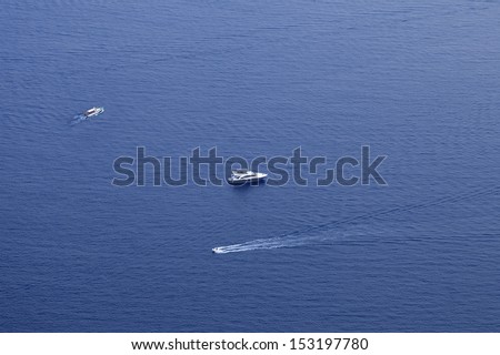 Speed boats racing in the sea, top view