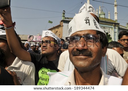 AMETHI - APRIL 20:  AAP supporters listening to Arvind Kejriwal during a road show in support of Amethi candidate Dr. Kumar Viswas on April 20, 2014 in Amethi ,India.