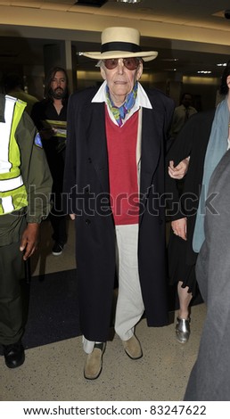 LOS ANGELES-APRIL 26: Actor Peter O\'Toole at LAX airport. April 26 in Los Angeles, California 2011