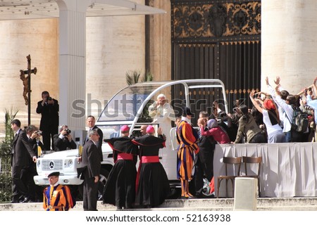 VATICAN - MARCH 31: Pope Benedict XVI blessed people during a pre-easter mass at Saint Peter\'s square on March 31, 2010 in Vatican.