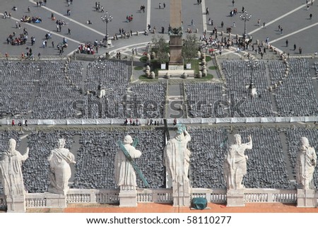 VATICAN - MARCH 31: crowds left Saint Peter\'s Square after Pope Benedict XVI\'s pre-easter mass on March 31, 2010 in Vatican.