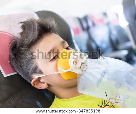 Kid traveling by airplane with need for oxygen first emergency aid