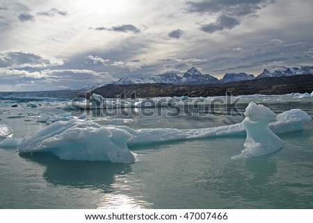 Ice blocks in lake onelli
