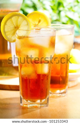 glass of ice tea with lemon