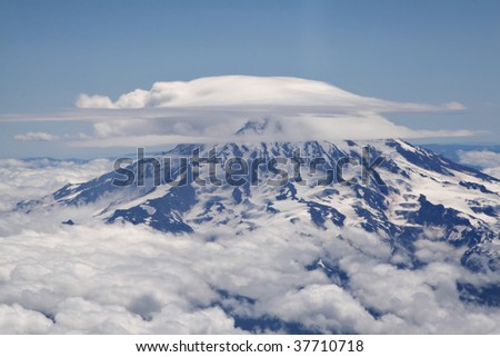 Beautiful snow covered Mount Rainier in the state of Washington, USA
