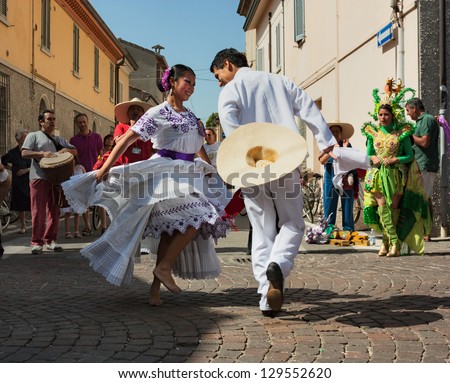 RUSSI, ITALY - AUGUST 5: ensemble Imagenes de Peru\' - couple of peruvian dancers performs traditional courting dance \