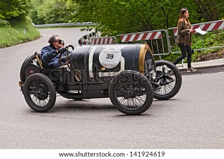 PASSO DELLA FUTA (FI), ITALY - MAY 18: unidentified drivers on an old racing car Bugatti T 13 Brescia (1921) runs in the historical race Mille Miglia, on May 18, 2013 in Passo della Futa (FI) Italy