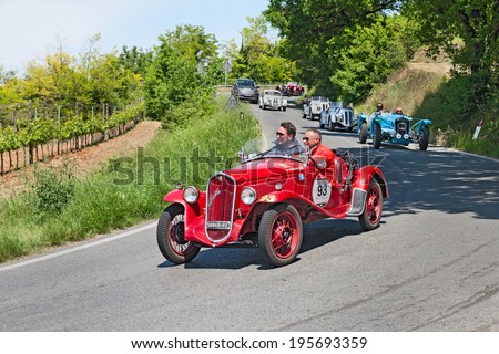 COLLE DI VAL D\'ELSA, SI, ITALY - MAY 17: unidentified crew on a vintage car FIAT 508 CS Coppa d\'Oro \