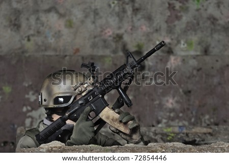 صور الجيش الامريكي Stock-photo-young-soldiers-with-guns-72854446