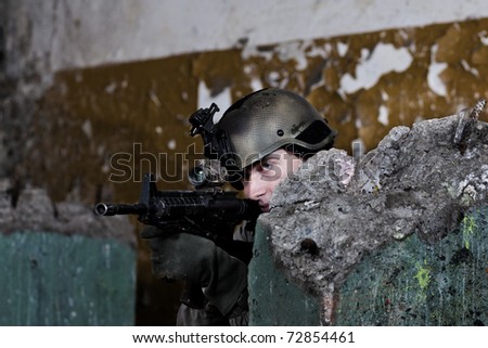 صور الجيش الامريكي Stock-photo-young-soldiers-with-guns-72854461